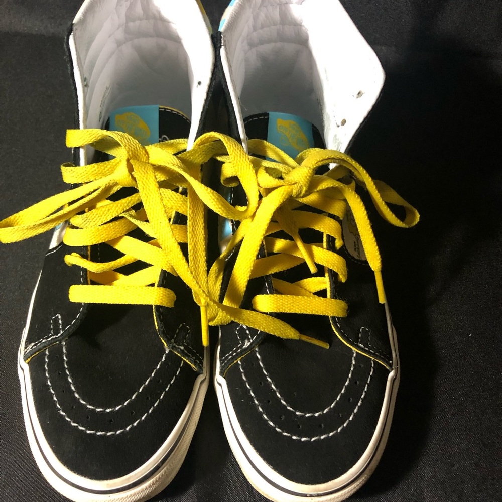 Pre-Owned girls high-top gym shoe.